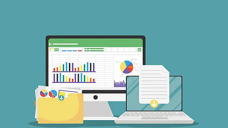 Mãos usando um notebook para gerar um relatório de controle de estoque