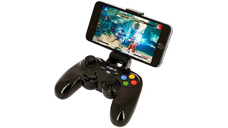 imagem de um controle para celular Inova PX1 na cor preta com um celular acoplado no suporte