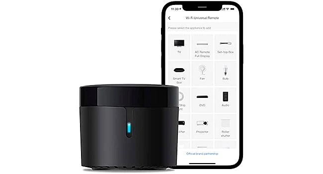foto de um controle remoto universal Broadlink RM4 ao lado de um celular