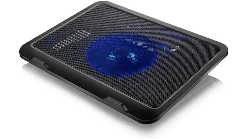 imagem de um suporte com cooler para notebook da Multilaser com uma ventoinha iluminadas com LED azul