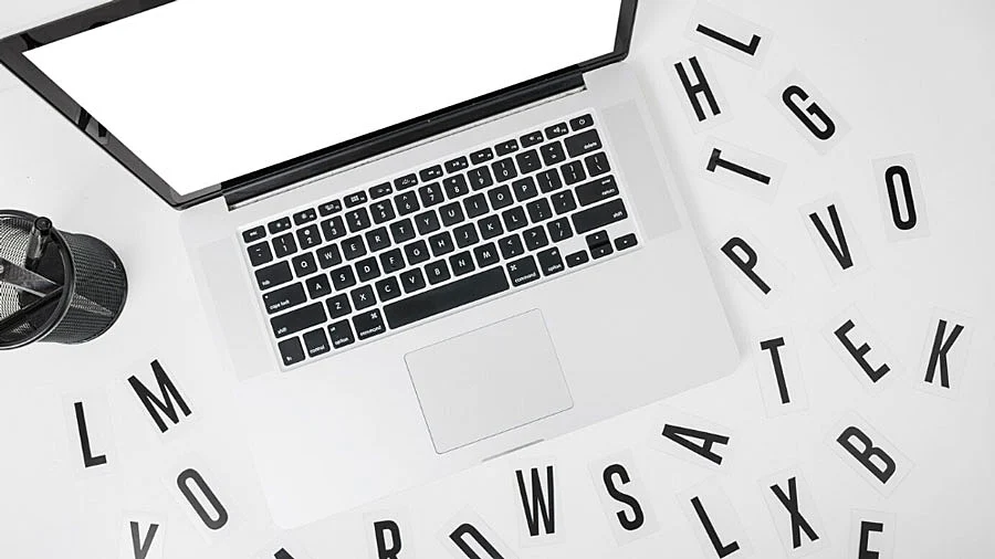 Ordenador con letras al alrededor