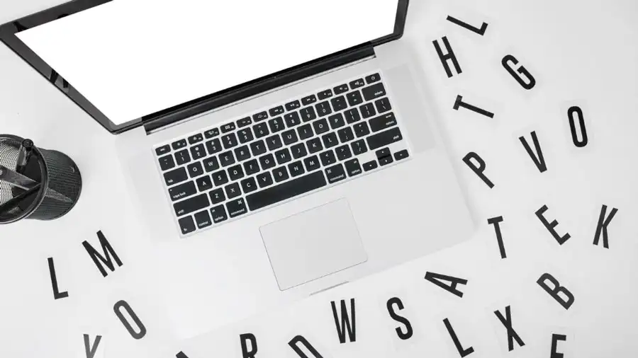 Ordenador con letras al alrededor