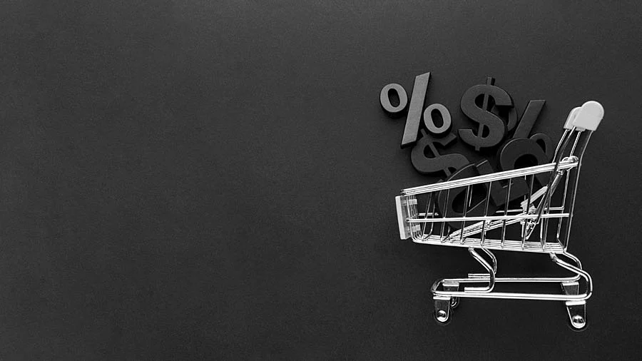 Carrito de compras con símbolos de porcentaje y dinero