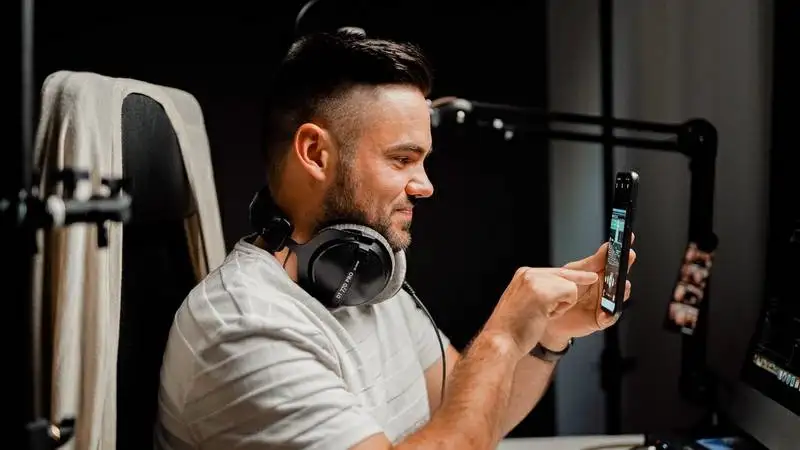 Creación de contenido Una persona creado contenido de audio o video en un estudio