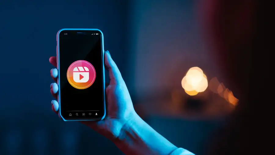 Móvil con logo de Instagram Reels