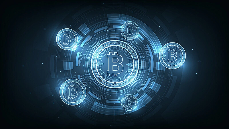 Imagem de uma placa de computador e um chip com logo na Bitcoin ao centro