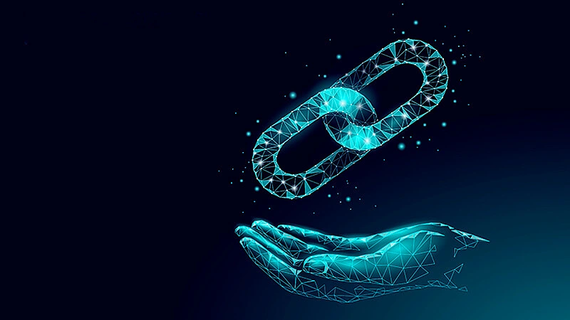 Imagem de uma mão segurando uma caneta ao fundo e correntes a frente