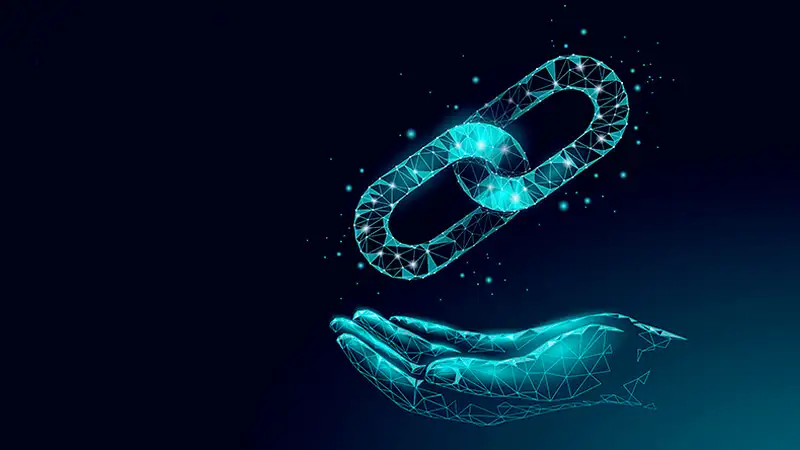 Imagem de uma mão segurando uma caneta ao fundo e correntes a frente