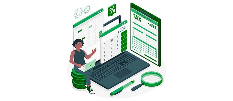 estudante sentada em uma pilha de moeda estudando em seu notebook através de um curso de contabilidade online