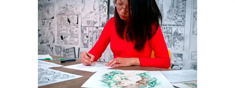 instrutora do curso de desenho de personagens de mangá desenhando em sua mesa