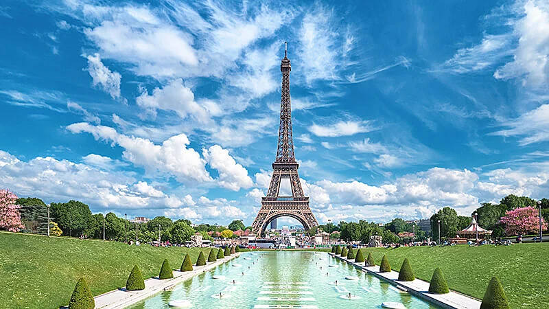 imagem panorâmica de paris mostrando o rio sena e a torre eiffel