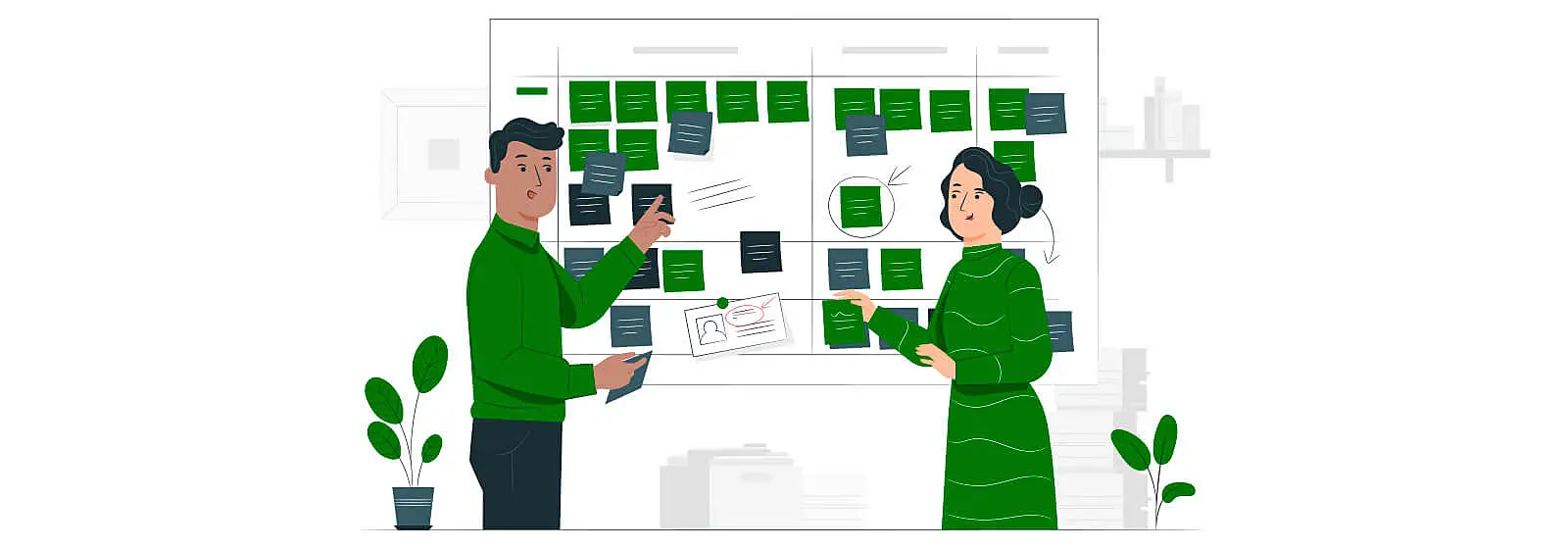 Colegas de trabalho discutindo sobre gestão de projetos em frente a um quadro com anotações