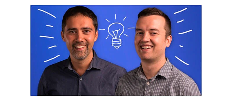 foto dos dois instrutores do curso um ao lado do outro com uma ilustração de lampada entre eles, representando ideias