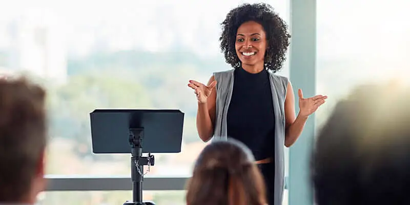 mulher em destaque fazendo sua apresentação 