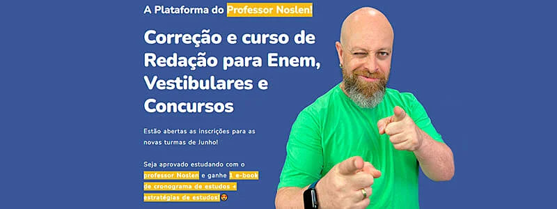 Instrutor do curso apontando para câmera e texto falando sobre correção de redações
