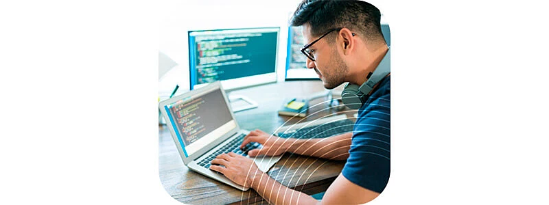 estudante do curso de banco de dados programando em um notebook ao lado de um servidor