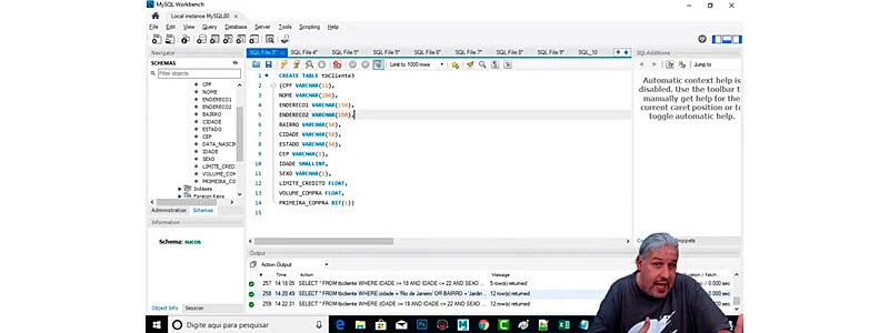 instrutor do curso de SQL criando tabelas no banco de dados