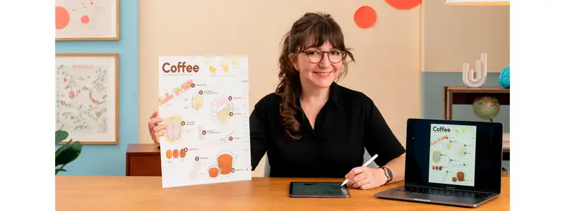 instrutora do curso de storytelling desenhando em um tablet enquanto segura um infográfico impresso que também está sendo exibido em um notebook