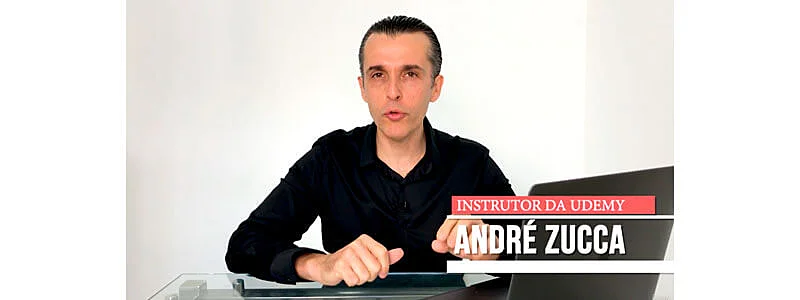 instrutor do curso de vendas online André Zucca sentado com seu notebook