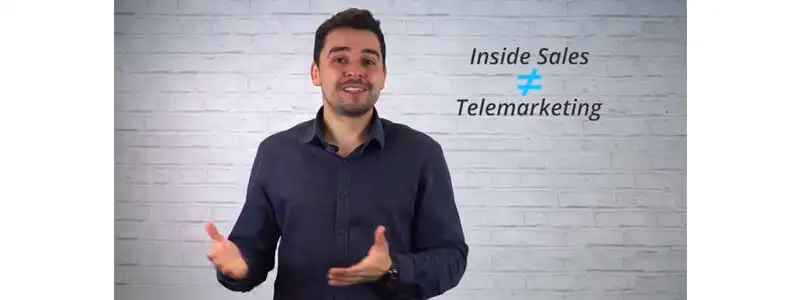 Instrutor do curso de vendas online da RD University ao lado do texto Inside Sales ≠ Telemarketing