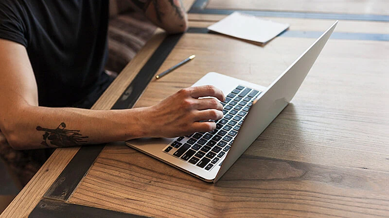 Foto de um homem utilizando um notebook