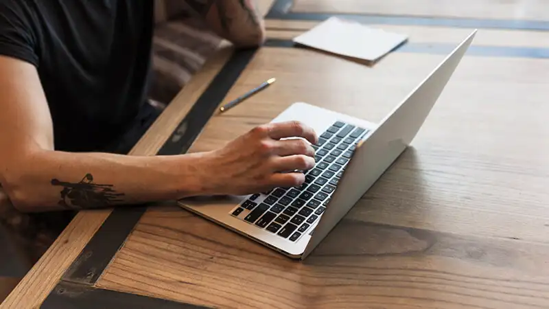 Curso em vídeo Foto de um homem utilizando um notebook