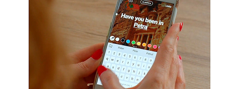 captura de tela do vídeo de introdução do curso de instagram com a instrutora postando um stories