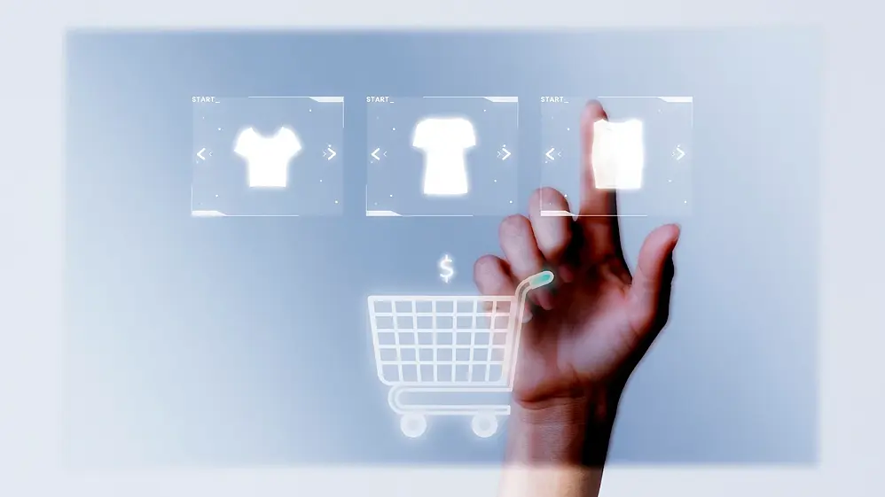 Foto concepto de ecommerce - alguien haciendo clic en una categoría de ecommerce