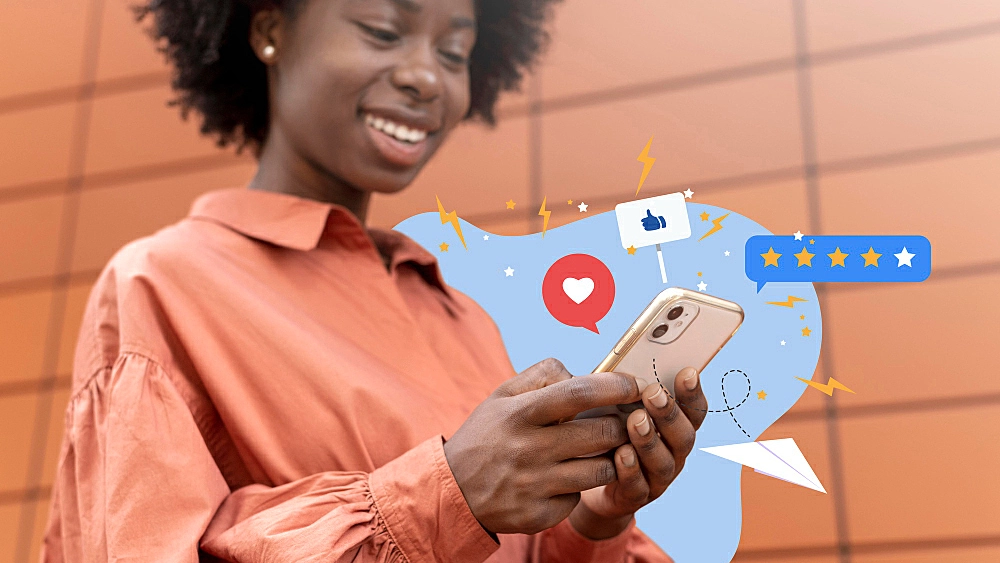 Mujer manejando su móvil y probando un customer journey experience