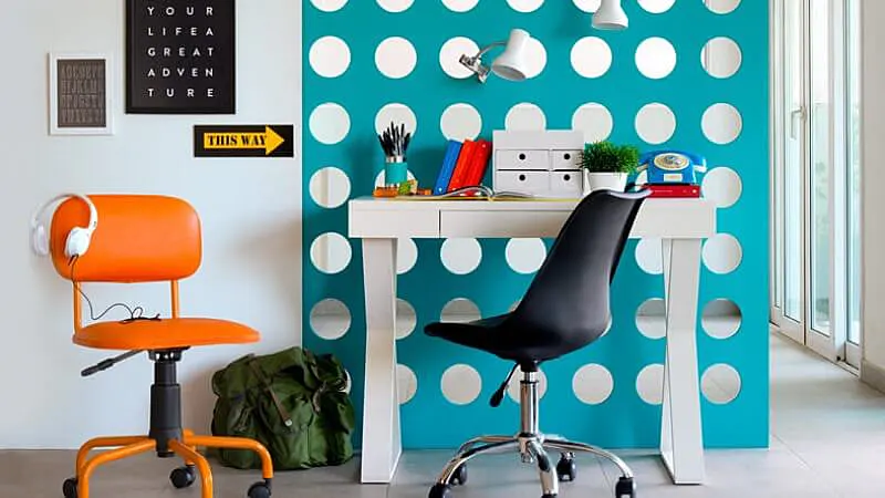 escritório com parede verde de bolinhas brancas