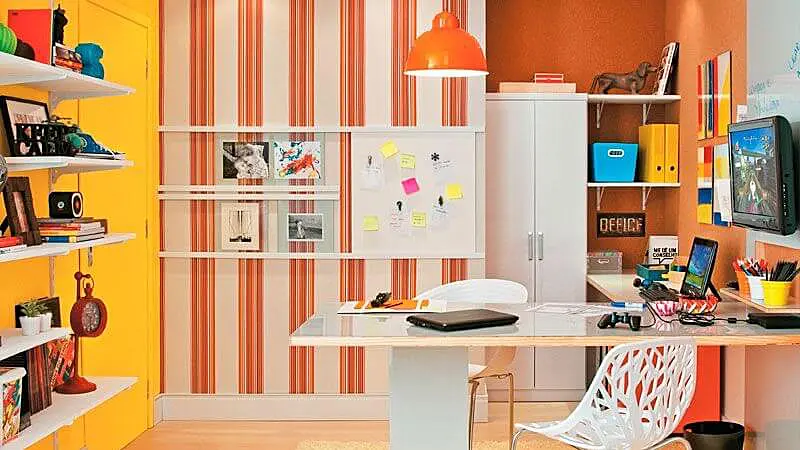 escritório decorado com tons laranjas