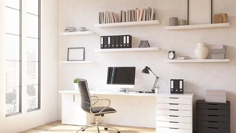 escritório com varias prateleiras suspensas