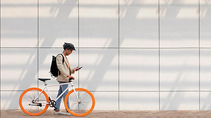 Homem centralizado em um um fundo quadriculado de uma parede