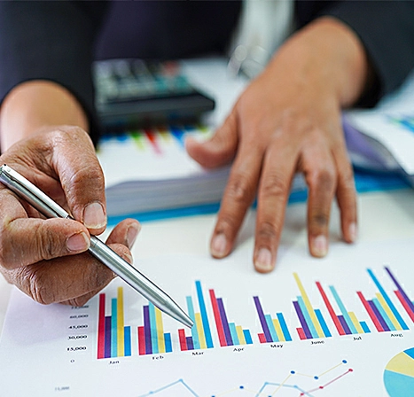 Homem fazendo análise de gráficos