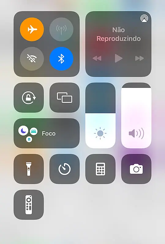 iPhone screen showing the airplane mode and other icons