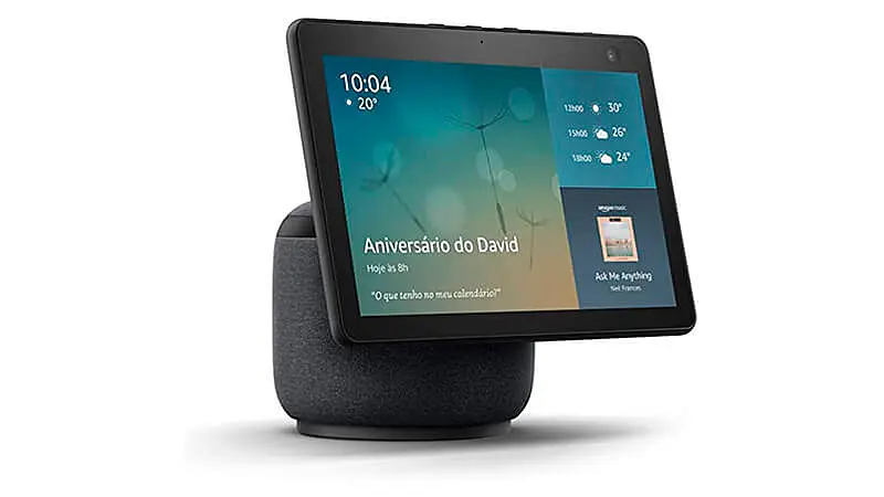 imagem que mostra um Echo Show 10 com o calendário e a previsão do tempo aberta