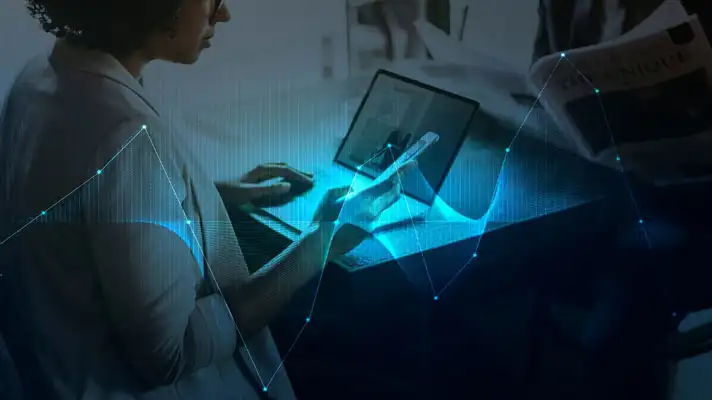 Foto de una mujer usando dispositivos móviles