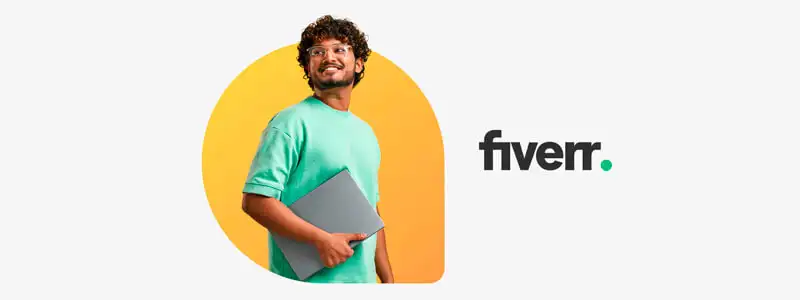 homem segurando notebook ao lado de logo do fiverr