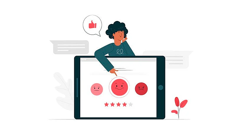 mujer haciendo clic en una respuesta positiva en una pantalla con una encuesta de satisfacción