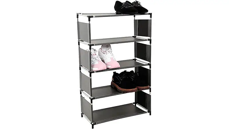 imagem de uma estante organizadora com cinco prateleiras e três pares de calçados