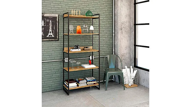 imagem de uma estante para escritório da Compace de 5 prateleiras com diversos objetos em uma sala com parede de tijolos na cor verde ao lado de uma janela e uma cadeira