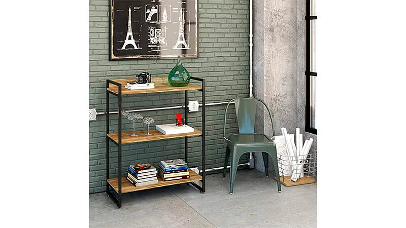 imagem de uma estante para escritório da Compace de 3 prateleiras com diversos objetos em uma sala com parede de tijolos na cor verde ao lado de uma janela e uma cadeira