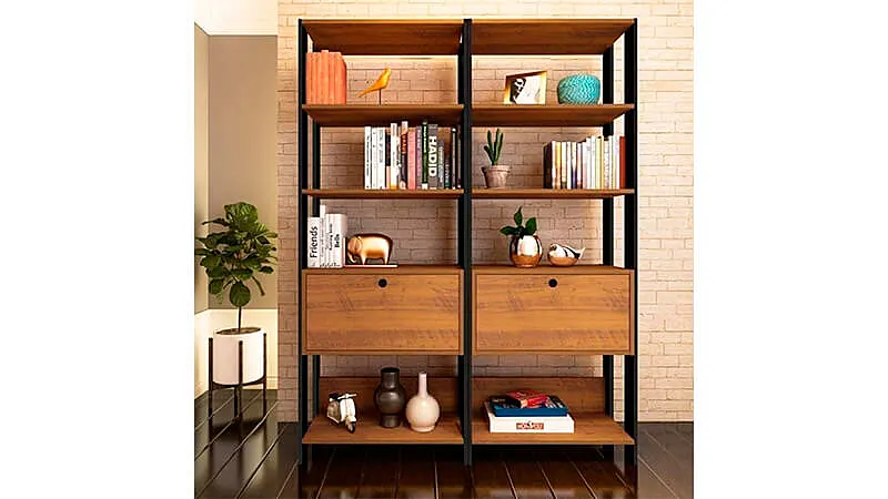 imagem de duas estantes para escritório da MadeiraMadeira com quatro prateleiras e uma armário com diversos objetos em uma sala com parede de tijolos