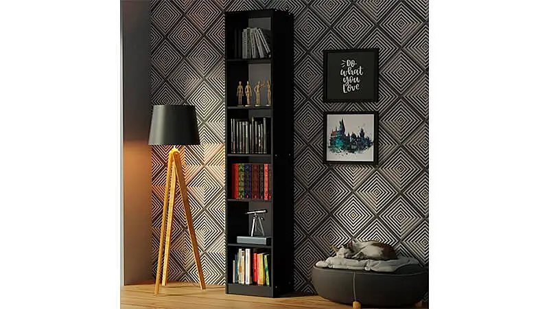 imagem de uma estante de livros da Madesa com 6 prateleiras em uma sala segurando alguns livros e objetos de decoração