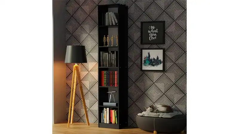 imagem de uma estante de livros da Madesa com 6 prateleiras em uma sala segurando alguns livros e objetos de decoração