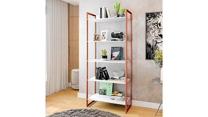 imagem de uma estante para escritório da MadeiraMadeira com diversos objetos distribuídos em cinco prateleiras em uma sala ao lado de um quadro de leão