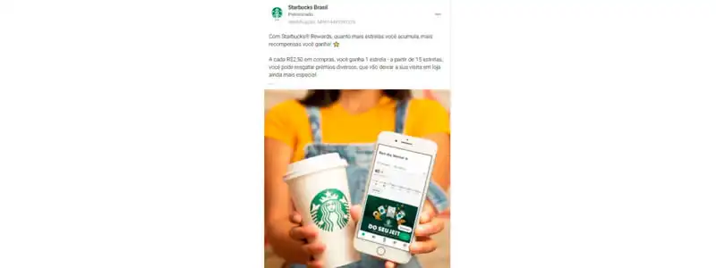 exemplo de anúncio de venda de produto do starbucks com mulher mostrando celular e copo de café