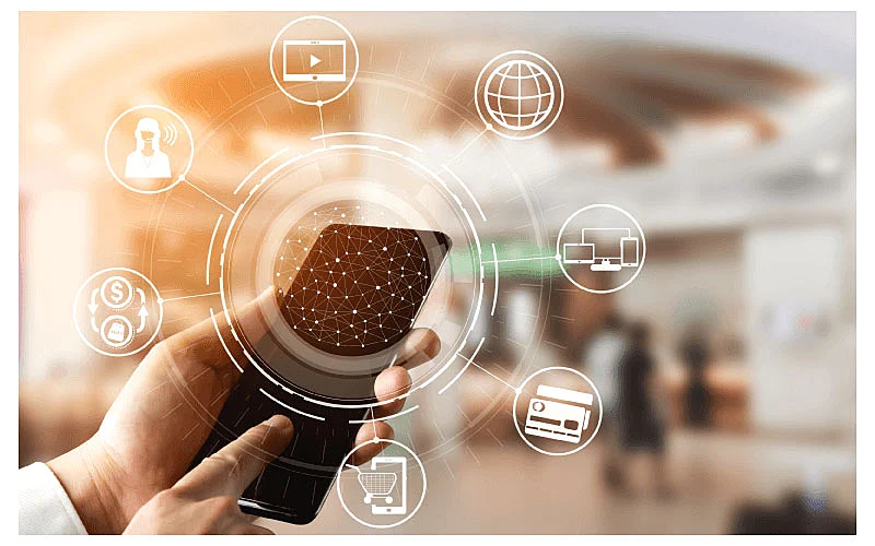 Imagen de una persona utilizando o móvil para buscar servicios y productos