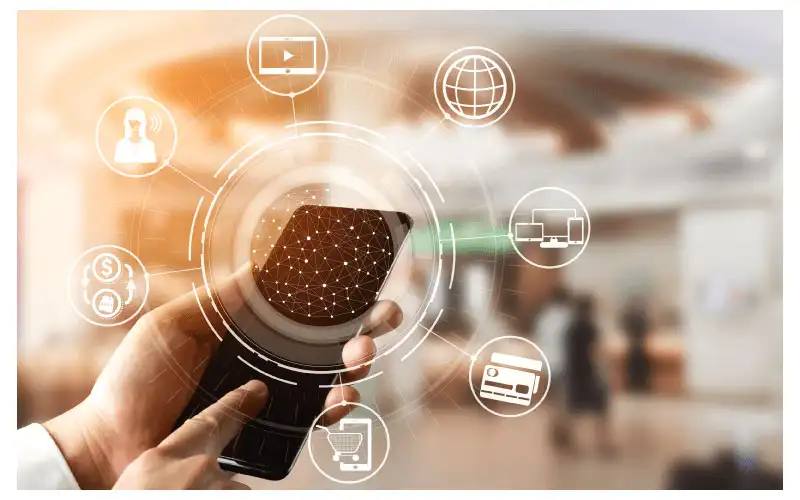 Imagen de una persona utilizando o móvil para buscar servicios y productos