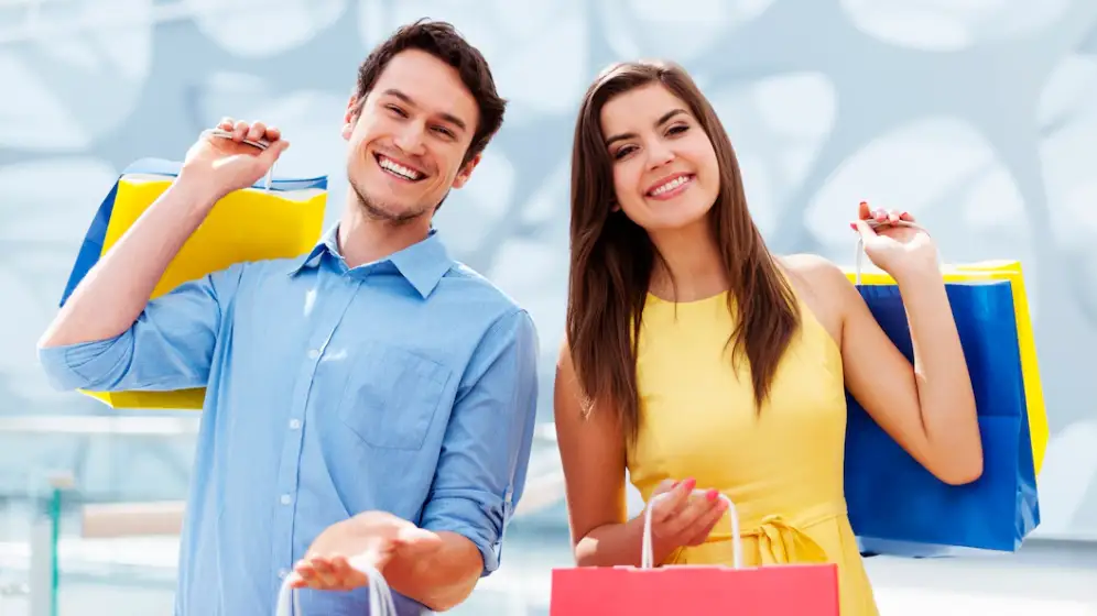 Fotos de dos jóvenes felices con su compra